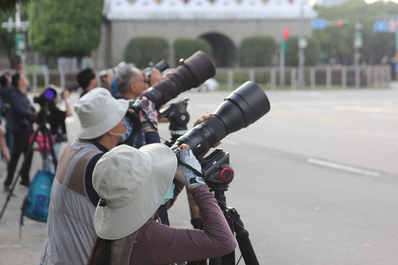 雙十國慶將至，國慶大會各參演單位正緊鑼密鼓排練。國軍28日展開空中全兵力預演，不少帶著專業設備的攝影迷守候現場，捕捉空中兵力飛行瞬間。中央社記者吳昇鴻攝  112年9月28日 (圖：中央社)