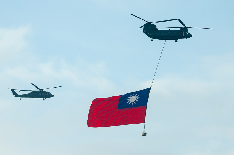 國慶將至，國軍28日展開空中全兵力預演，CH-47SD契努克運輸直升機（右）在UH-60M黑鷹直升機（左）伴飛下，吊掛巨幅國旗登場。中央社記者王騰毅攝  112年9月28日 (圖：中央社)