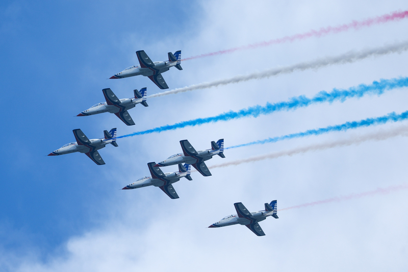 國慶將至，國軍28日展開空中全兵力預演，6架AT-3教練機編隊飛行，施放紅白藍3色彩煙劃過天際。中央社記者王騰毅攝  112年9月28日 (圖：中央社)