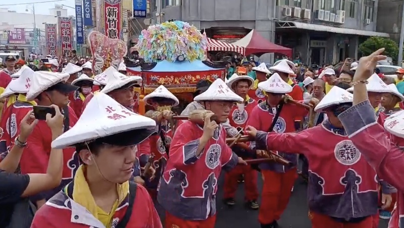 苗栗縣通霄鎮白沙屯拱天宮慶祝建廟160週年，廣邀各地分靈媽祖回娘家或友宮、民宅供奉媽祖齊聚，雲林北港朝天宮媽祖也受邀首度專程北上作客，28日抵達通霄在市區遶境賜福，受到信徒熱烈歡迎。（民眾提供）中央社記者管瑞平傳真  112年9月28日 (圖：中央社)