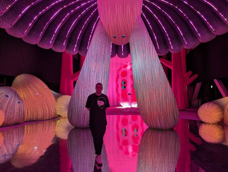 誠品生活28日舉行「AI靈感大師：澳洲3D光影觸動樂園」展前記者會，由ENESS創辦人魏斯（NimrodWeis）導覽。中央社記者王寶兒攝  112年9月28日 (圖：中央社)