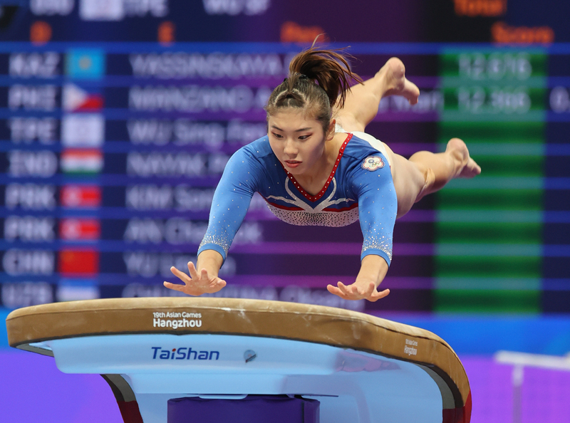 台灣體操選手吳幸芬28日在杭州亞運競技體操女子跳馬決賽登場，拿下12.616的分數。中央社記者鄭清元攝  112年9月28日 (圖：中央社)