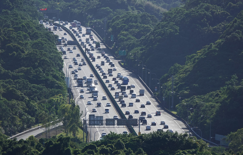 中秋節一早國道南下部分路段現車潮