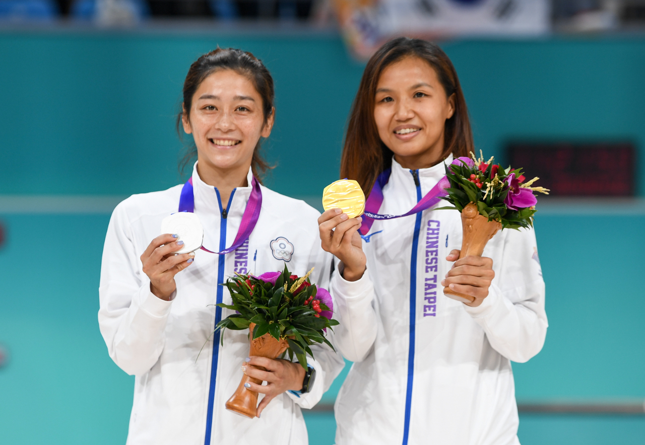 台灣選手劉懿萱（左）、李孟竹（右）1日在杭州亞運滑輪競速溜冰女子1000公尺爭先賽決賽包辦金、銀牌。 (圖:中華奧會)