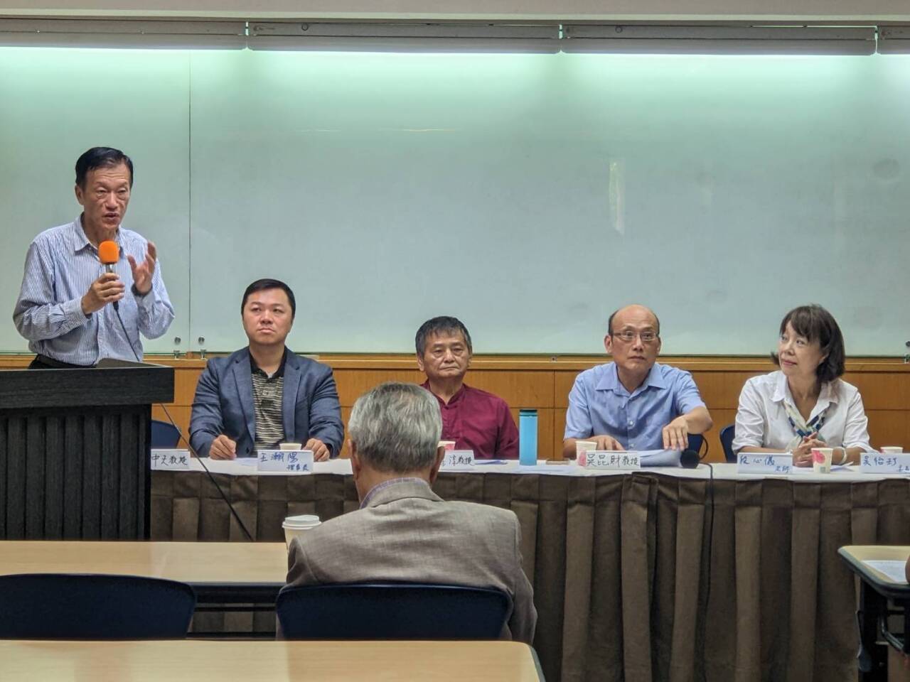 政府力推雙語政策 退休教師籲別讓台灣學力菲律賓化