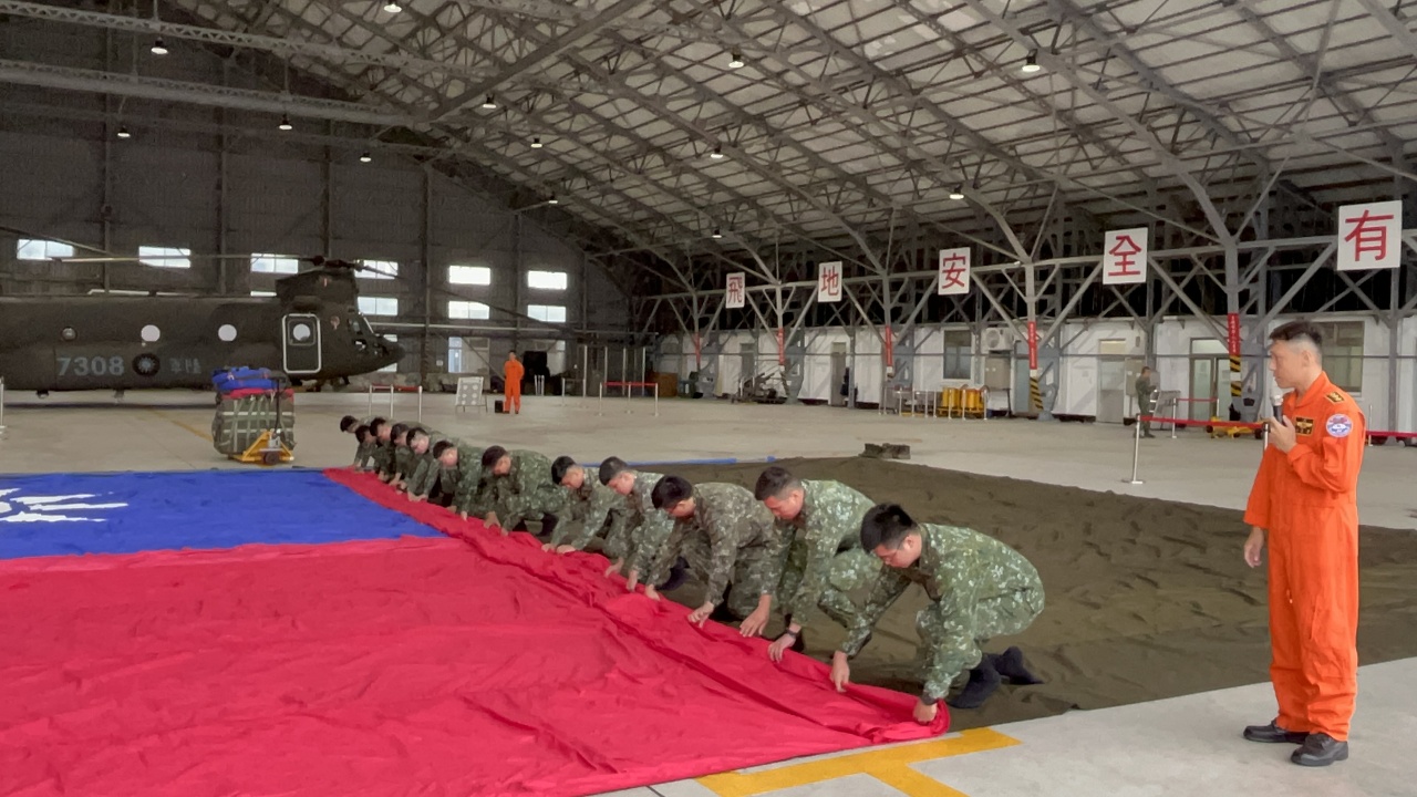 國慶整備 國軍直升機將吊掛巨幅國旗飛越總統府