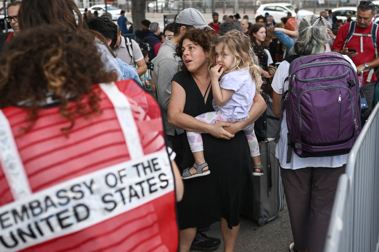 政府包機協助 近1千美國公民離開以色列