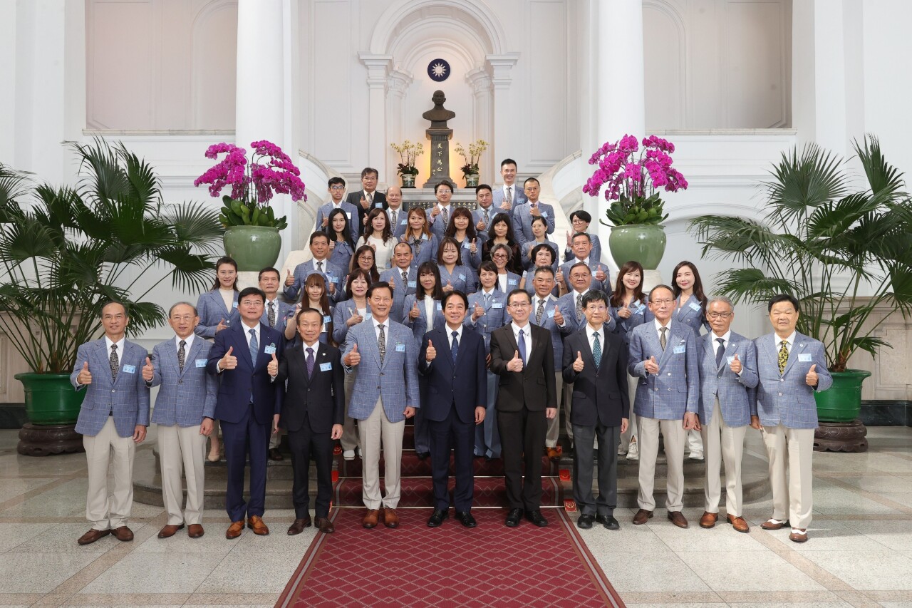 接見世界洋服得獎者 賴清德花心思挑西裝、選讀歌詞致意