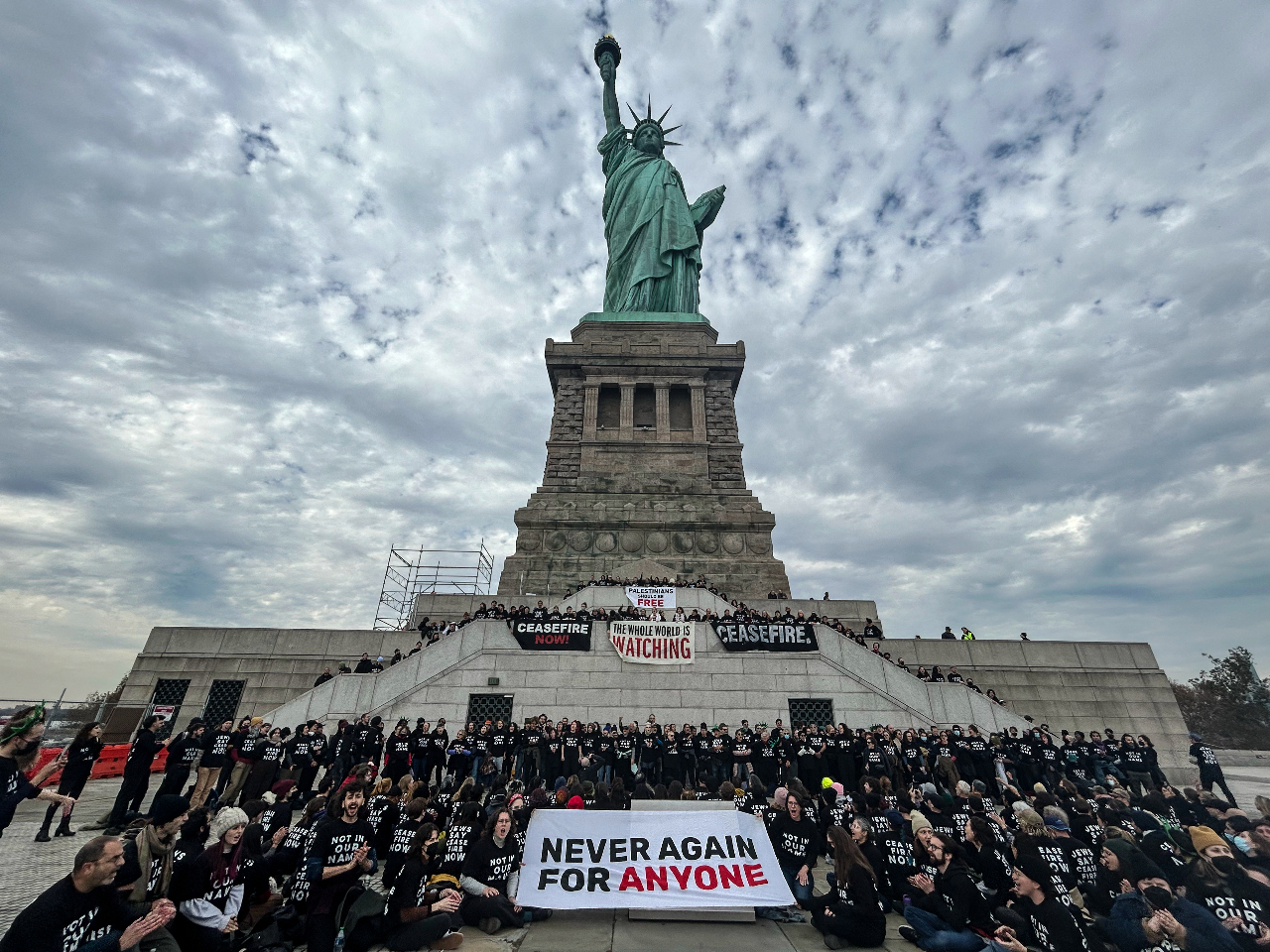 自由女神像前示威 猶太紐約客要求以色列停火