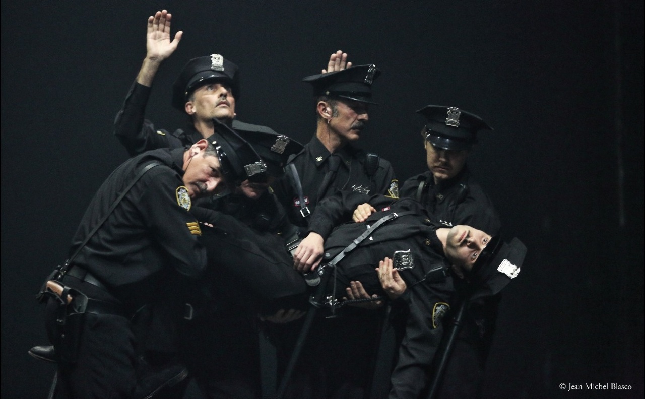 素人穿警察制服集體行動 卡士鐵路奇《兄弟們》挑起騷動