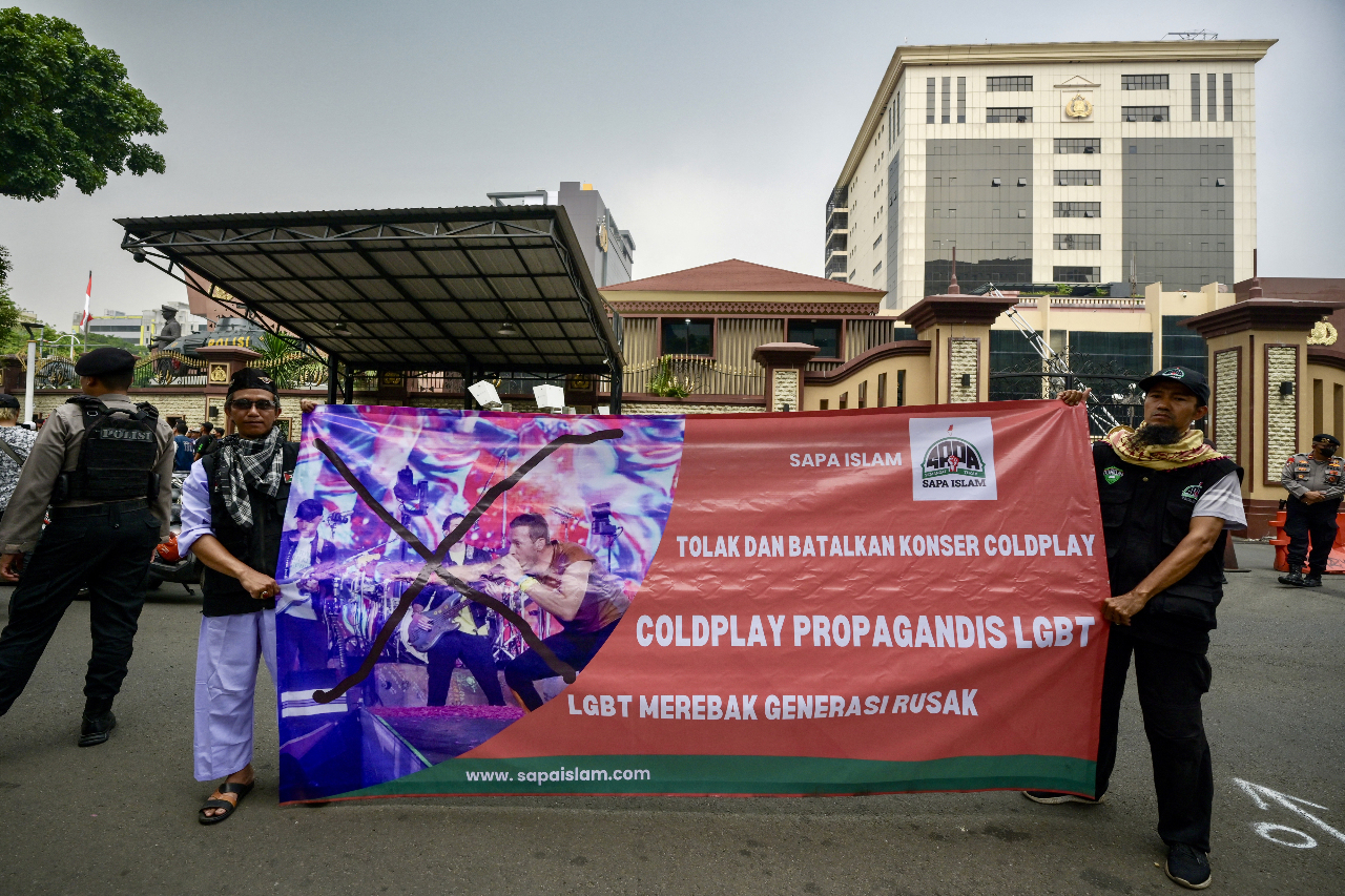 印尼反LGBT團體雅加達示威 籲取消Coldplay演唱會
