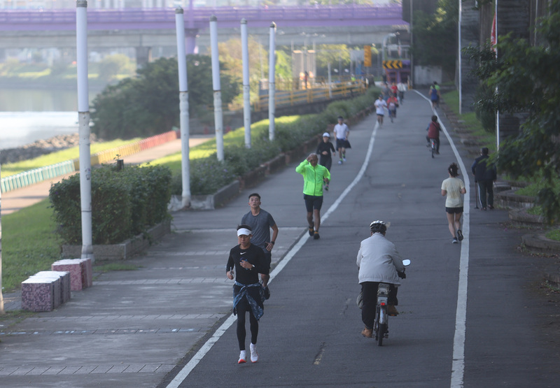 天氣晴朗穩定 西半部高溫達30度