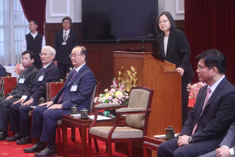 總統蔡英文(後右)21日接見111年度績優捐血人代表時表示,穩定的血液供應是醫療體系運作的重要後盾,她拜託大家,一起邀請更多朋友加入捐血行列,讓這股良善的力量能夠更強大、更加傳遞下去。中央社記者鄭傑文攝 112年11月21日 (圖:中央社) 總統蔡英文(後右)21日接見111年度績優捐血人代表時表示,穩定的血液供應是醫療體系運作的重要後盾,她拜託大家,一起邀請更多朋友加入捐血行列,讓這股良善的力量能夠更強大、更加傳遞下去。中央社記者鄭傑文攝 112年11月21日 (圖:中央社)