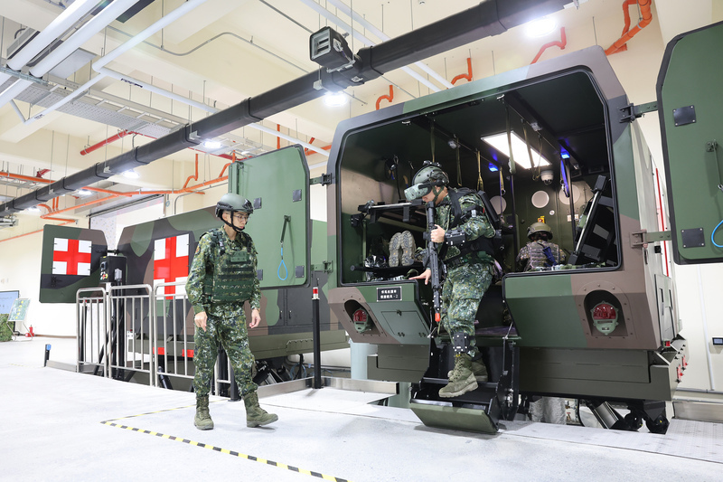 為強化戰傷救護訓能，國防醫學院衛勤訓練中心「戰術戰傷及災難事故救護訓練大樓」4日啟用，操演人員在救護運輸載具進行戰傷救護模擬演練，執行戰備演訓任務。中央社記者裴禛攝　112年12月4日 (圖：中央社)