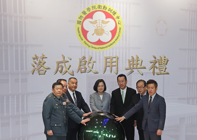 國防醫學院衛勤訓練中心「戰術戰傷及災難事故救護訓練大樓」4日啟用，總統蔡英文（中）、國防部長邱國正（左3）、國安會秘書長顧立雄（右3）、副秘書長陳文政（右2）、總統府副秘書長張惇涵（右1）、國防部軍備副部長徐衍璞（左2）、軍醫局長蔡建松（左1）出席。中央社記者裴禛攝  112年12月4日 (圖：中央社)