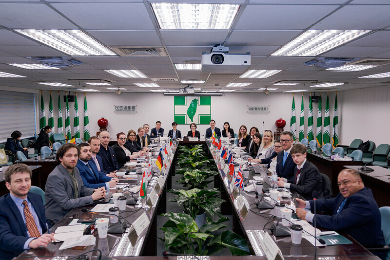蕭美琴見歐洲15國資深記者團  談增強台灣韌性
