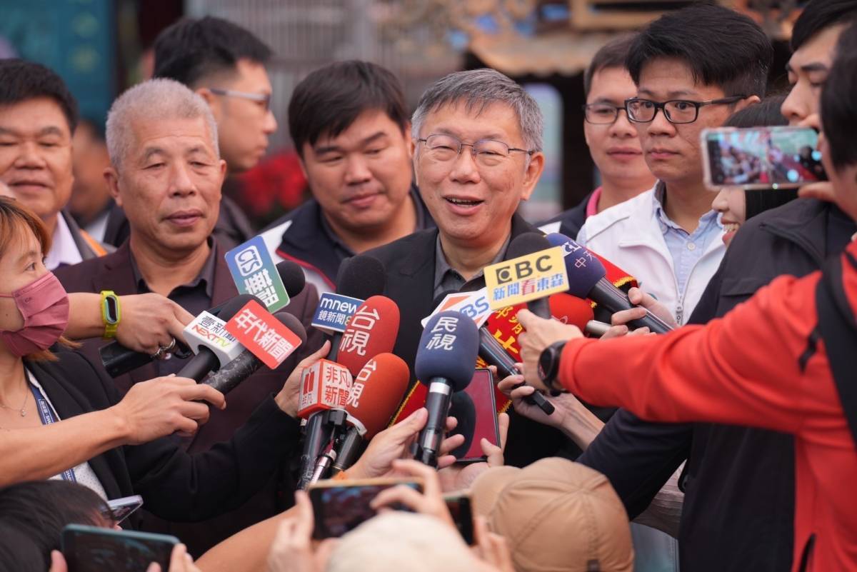 柯文哲左批藍高層吃香喝辣 右攻賴清德不拆違建