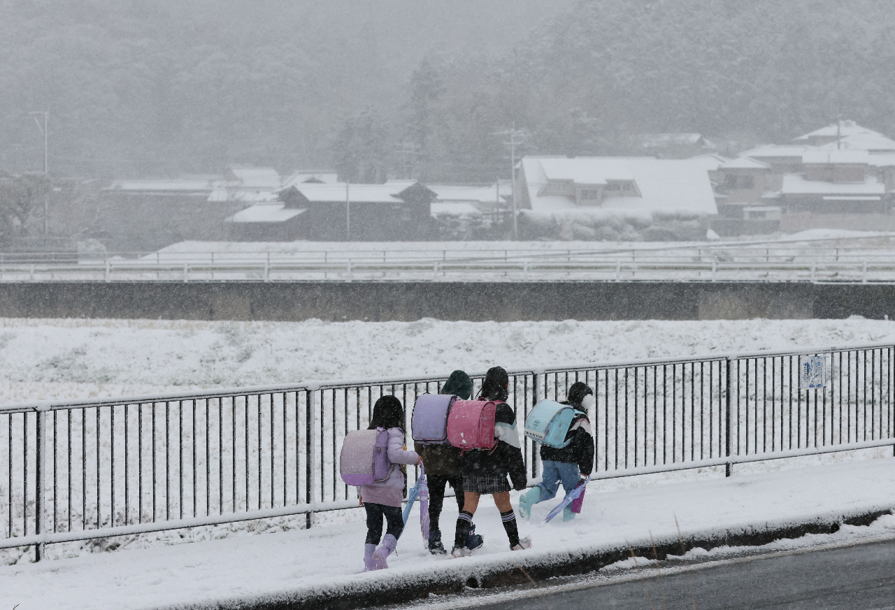 日本入冬最強寒流 合掌村及鳥取砂丘都降大雪