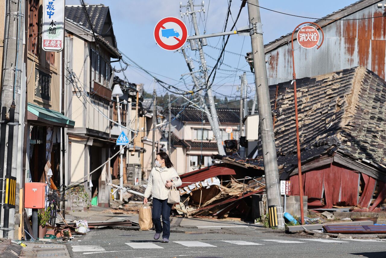 日本石川縣1日發生芮氏規模7.6強震，珠洲市一片殘破景像。(AFP)