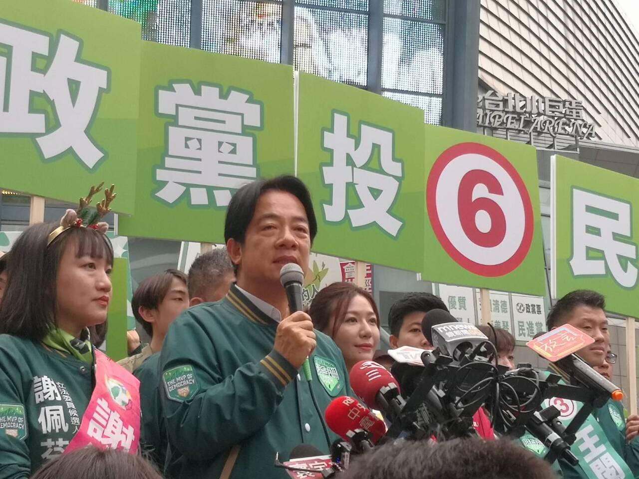 賴清德小巨蛋路口拜票 盼延續小英氣勢勝選 新聞 Rti 中央廣播電臺