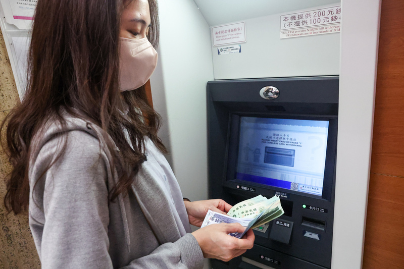 ATM前沒露全臉禁轉帳和提款 金管會要銀行研議