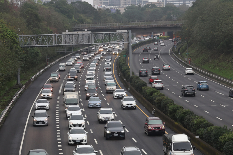 春節首日入夜後車流量減 除夕早上恐再湧現南下車潮
