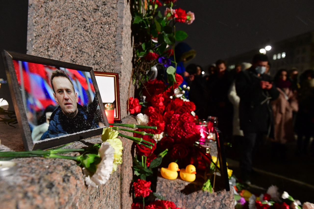 俄羅斯人默默獻花哀悼納瓦尼 當局警告勿上街抗議