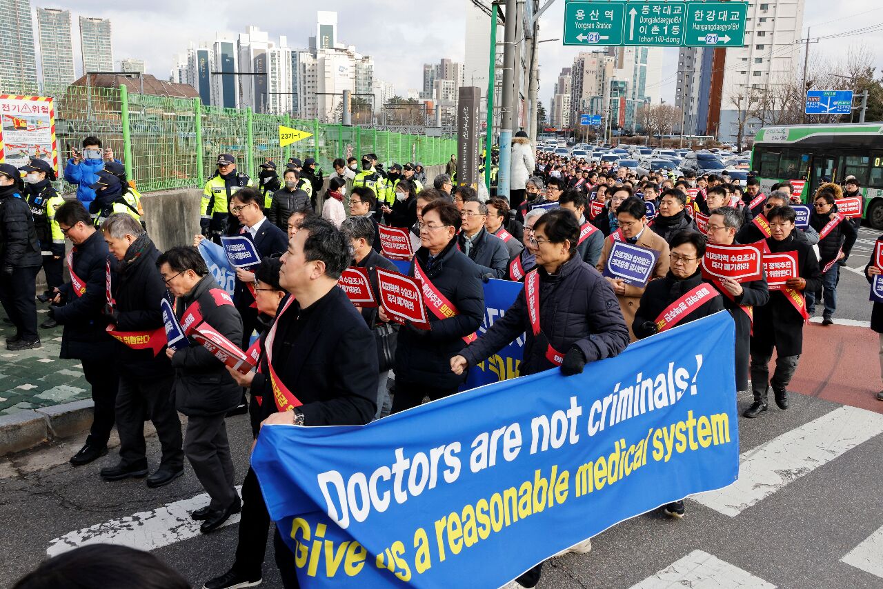 南韓醫生罷工延燒 警方首度傳喚醫生詢問