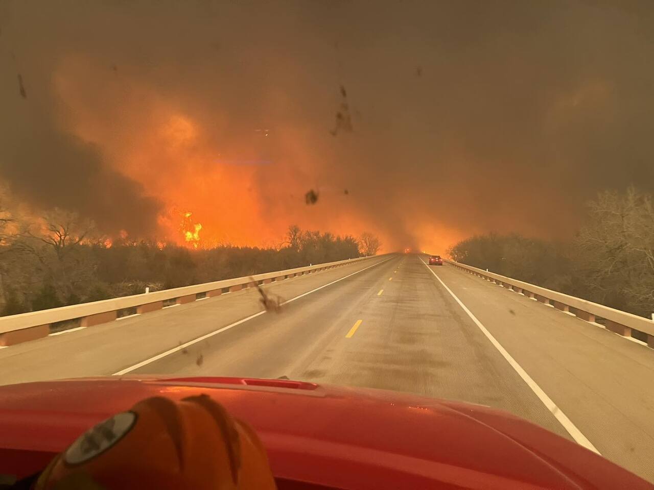 德州野火 消防員趁回溫前控制火勢