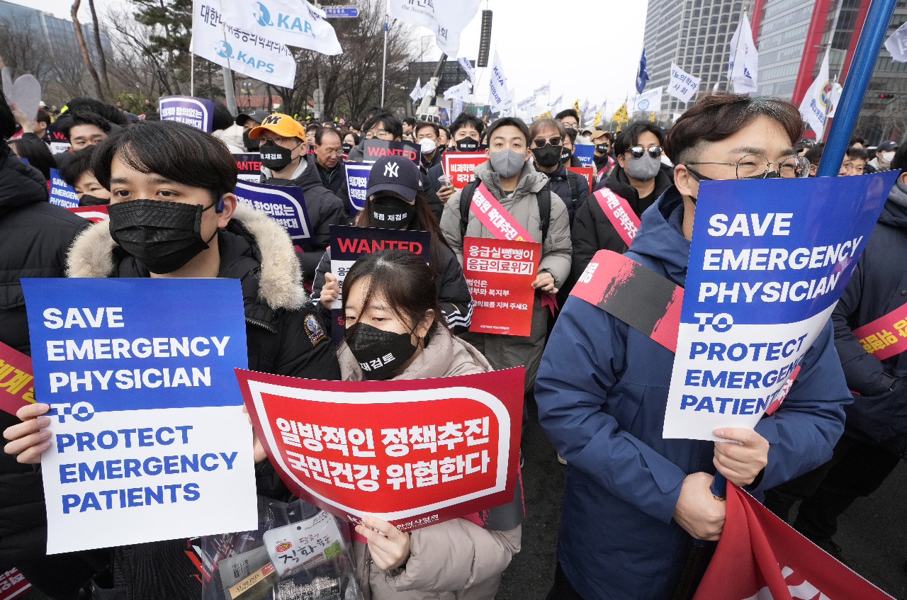 南韓數千名醫師上街抗議 罷工僵局持續