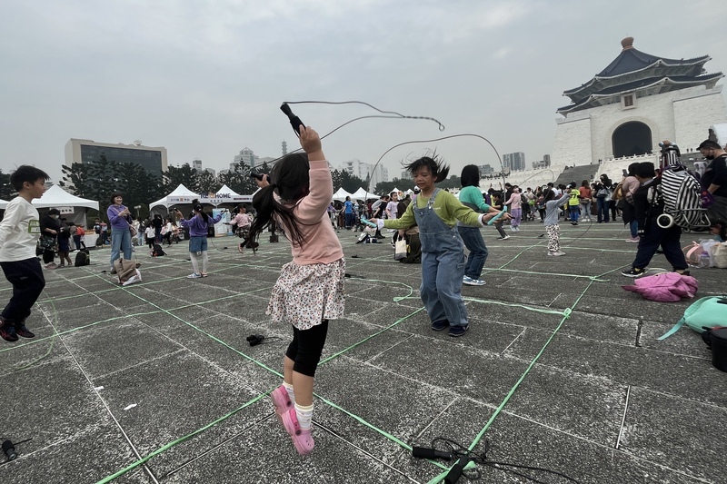 台灣健康促進成長曲線管理協會16日在中正紀念堂舉辦千人跳繩活動，超過4000組家庭報名參加，期許學齡兒童藉此活動養成運動習慣。中央社記者徐肇昌攝　113年3月16日 (圖：中央社)