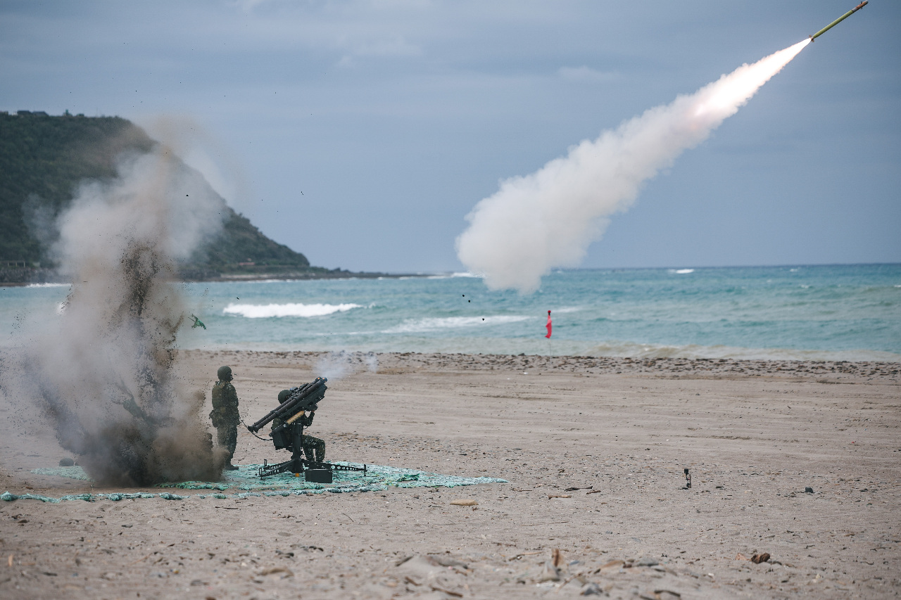 陸軍「神弓操演」，雙聯裝刺針飛彈射擊訓練。(軍聞社提供)