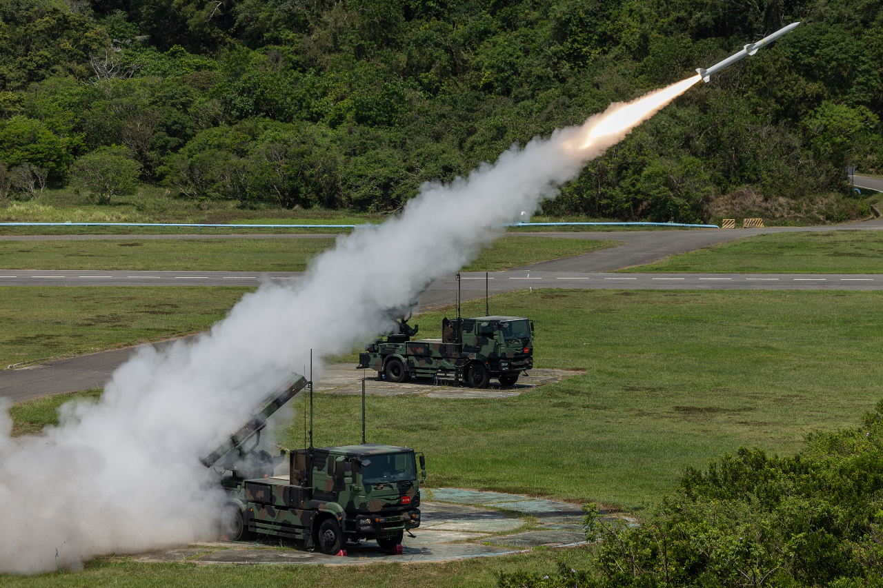 陸軍「神弓操演」，今年首度以「陸射劍二飛彈」進行實彈射擊，並成功命中目標。(軍聞社提供)