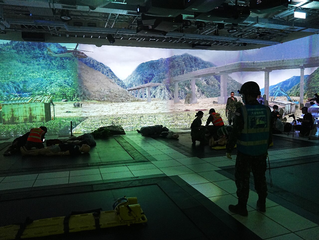 導入實境摸擬與AI智能 國軍「戰傷大樓」強化救護訓練