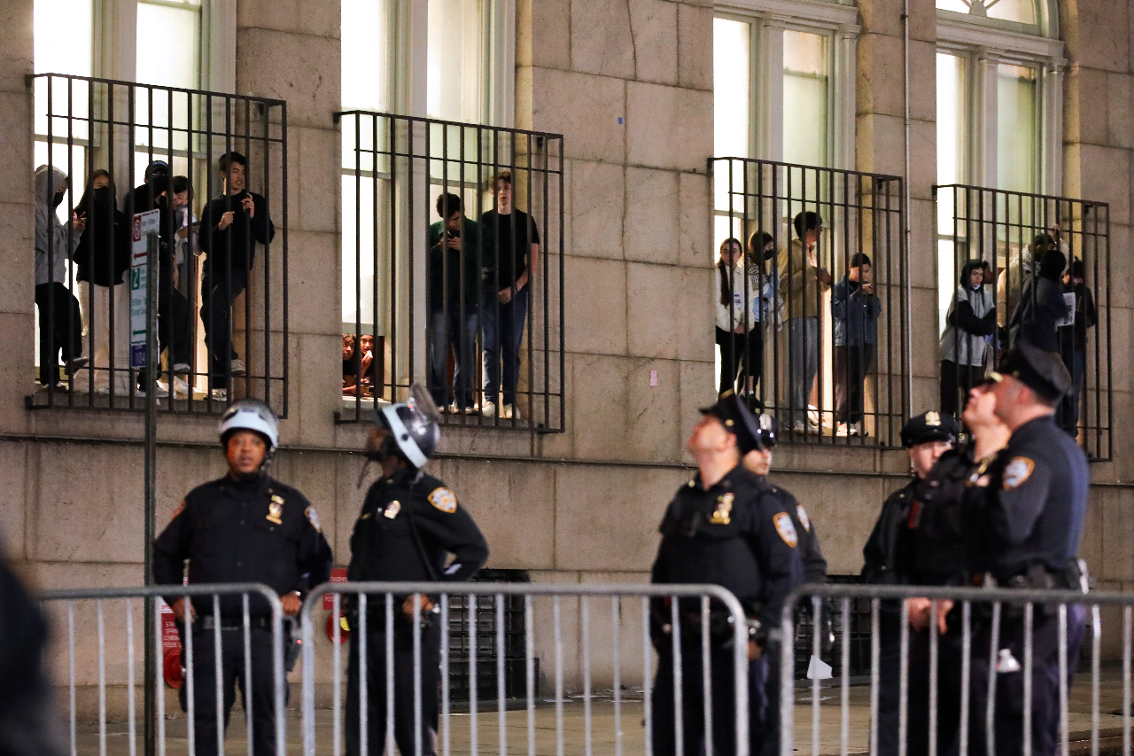 紐約警方突襲哥大清空遭佔領大樓 逮捕近百人