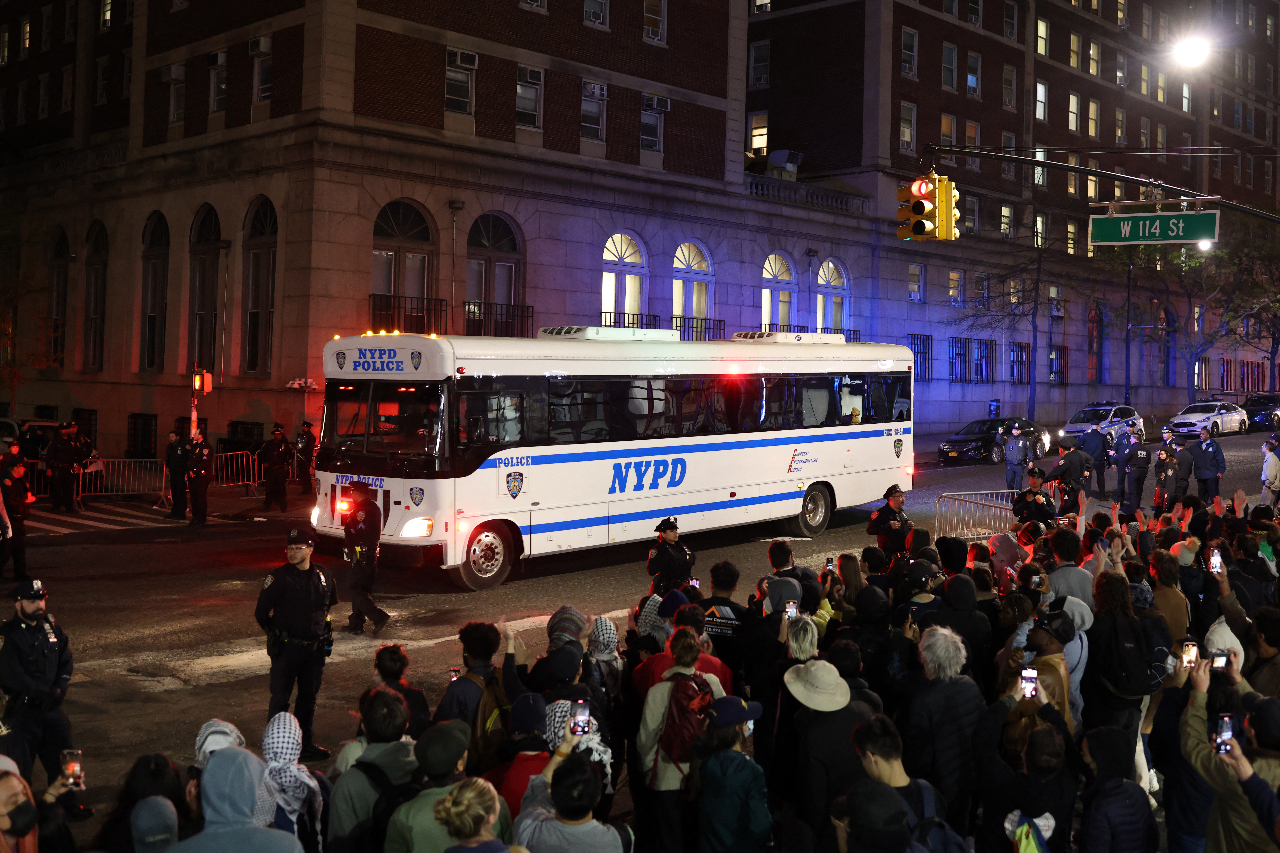紐約警察進入哥大校園 與佔領大樓學生對峙