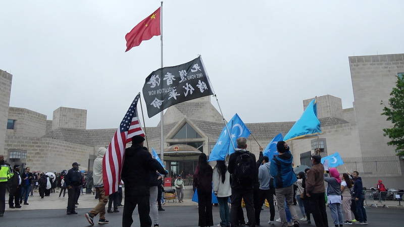 中國駐美使館開放 港人維族聚集抗議要揭真面目