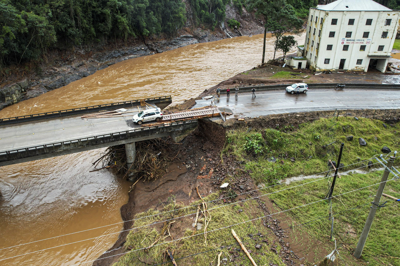 巴西南部洪水78死逾百失蹤 當地史上最嚴重氣候災難