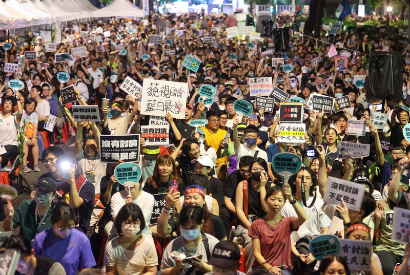 學者聯名投書美媒 解析台灣年輕人抗議國會職權修法
