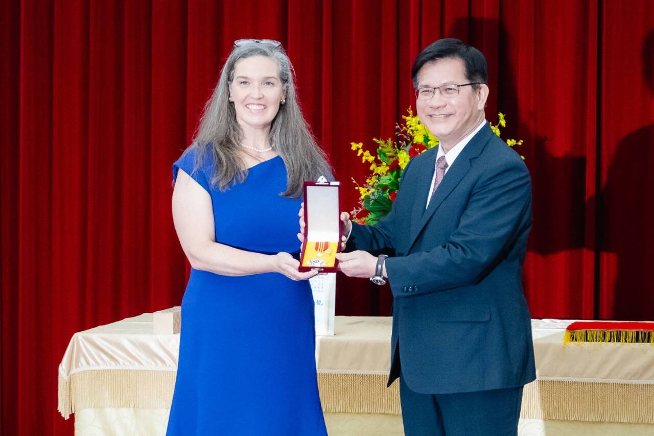 AIT處長孫曉雅將卸任 外交部贈特種外交獎章感謝其貢獻
