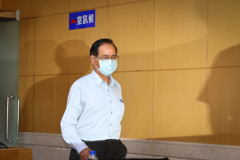 涉收賄案訊問12小時交保 鄭天財籌足保金離去