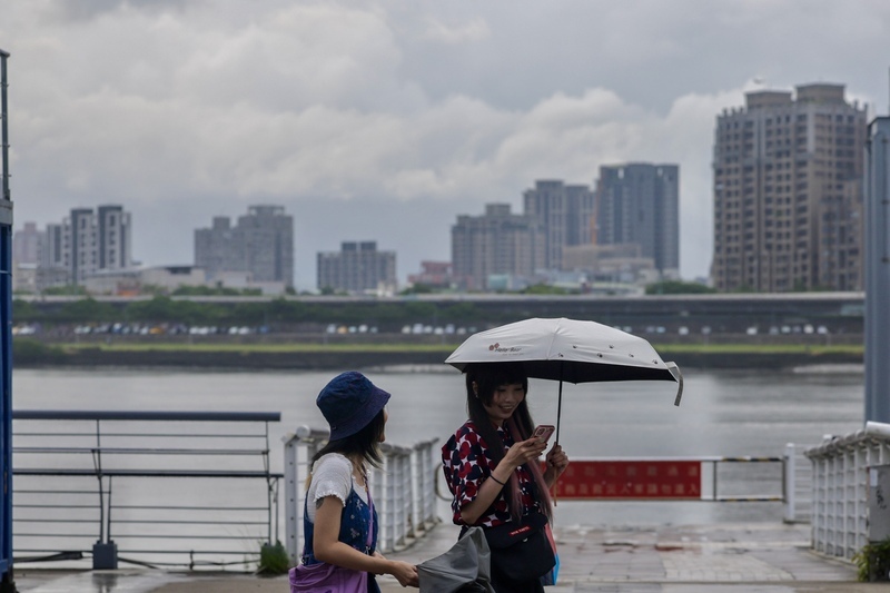 中部以北及各山區零星陣雨 天氣暖熱西半部逾34度