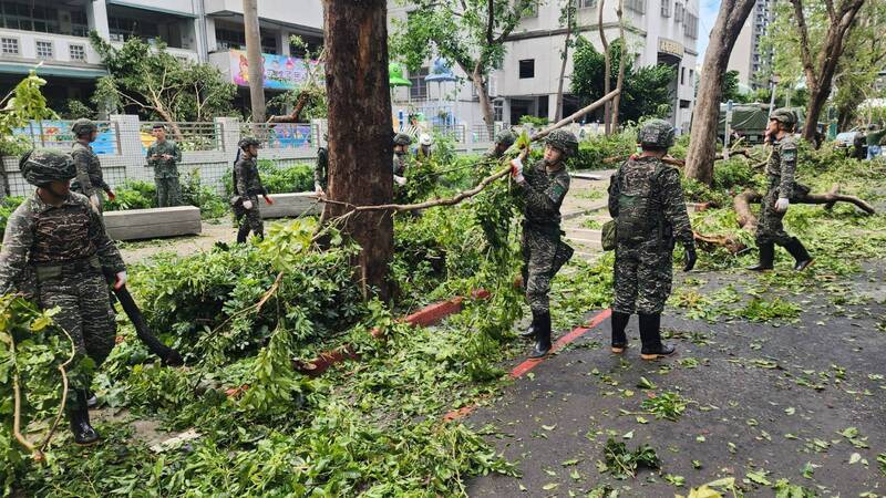 國軍支援高屏救災   顧立雄帶手搖飲慰勉官兵