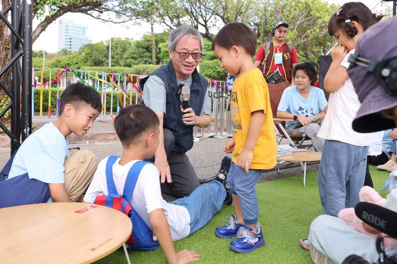 李遠變身小野爺爺  為孩子們「演」故事
