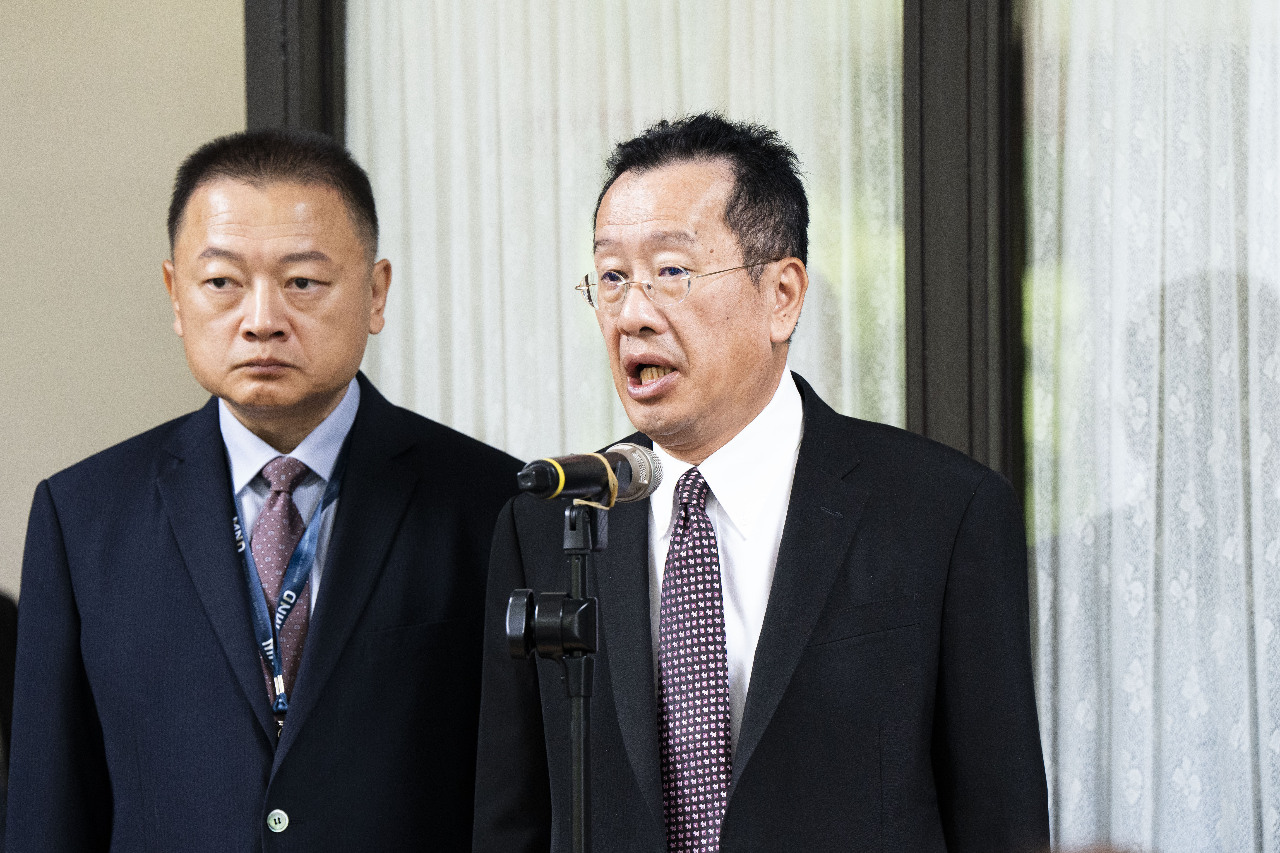 義務役新兵在廁所開槍 顧立雄：實戰化訓練配槍沒問題 但軍紀維護會檢討要求