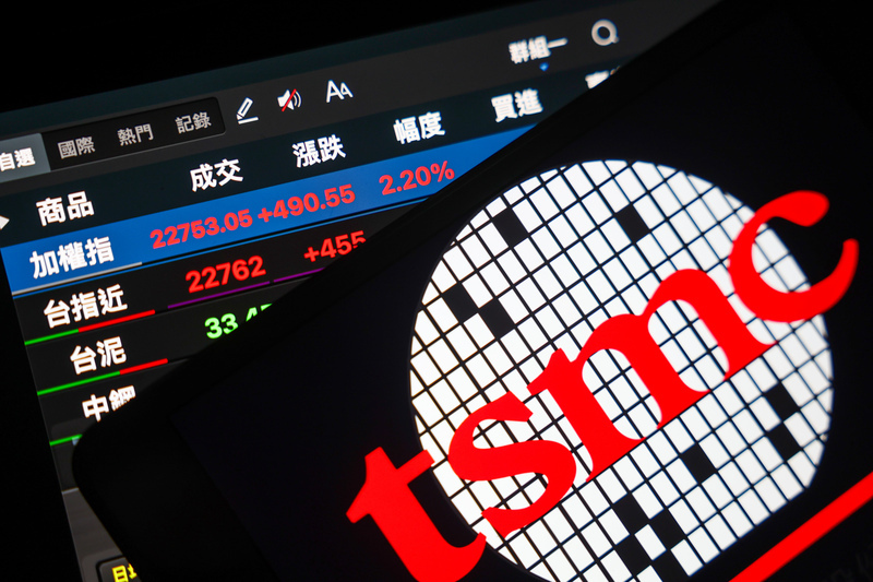 台股早盤勁揚逾185點 台積電回神漲14元