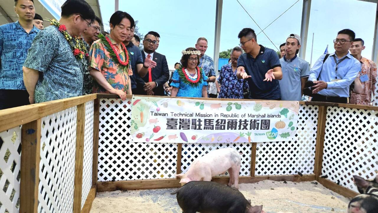 賴總統視察農產市集 攤商熱情介紹各式商品