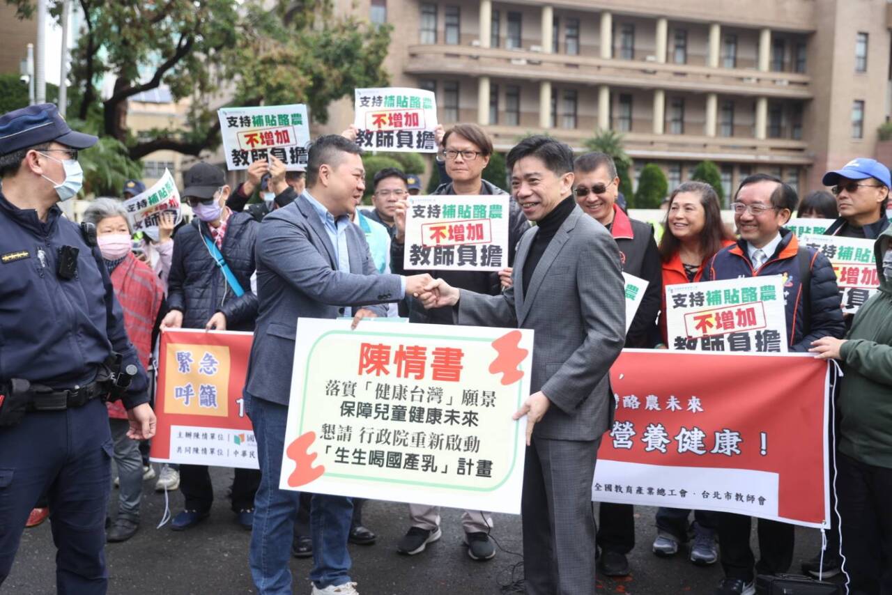 國教盟為首7個民團盼學童乳品政策不中斷 行政院接下陳情書