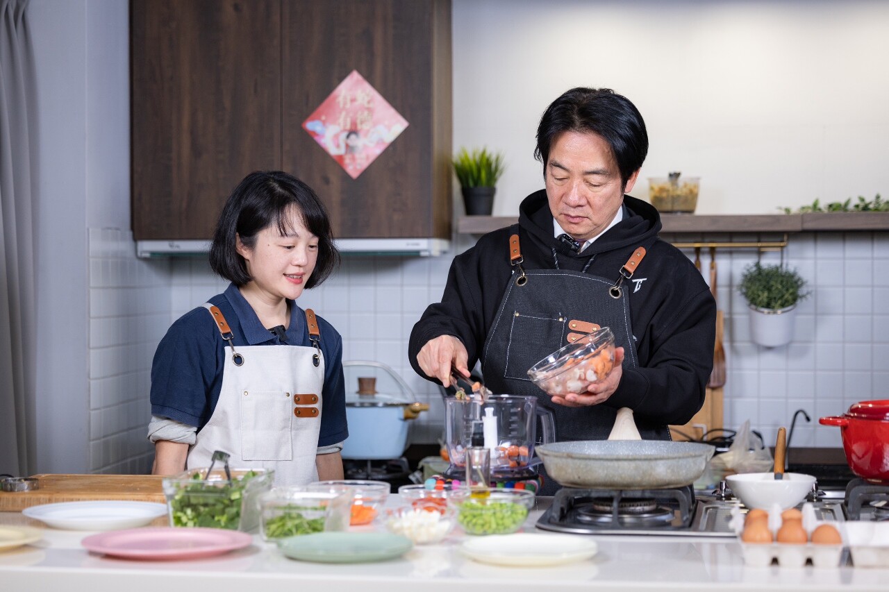 總統親手製作寵物年菜 與家中毛小孩共同迎接新年(影音)