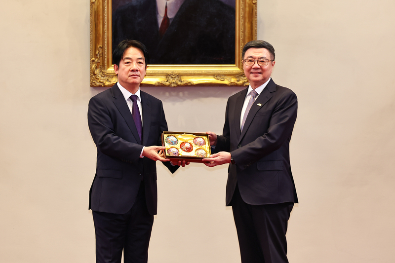 總統致贈五院院長紅花響杯5入禮盒 象徵五權分立、五院團結